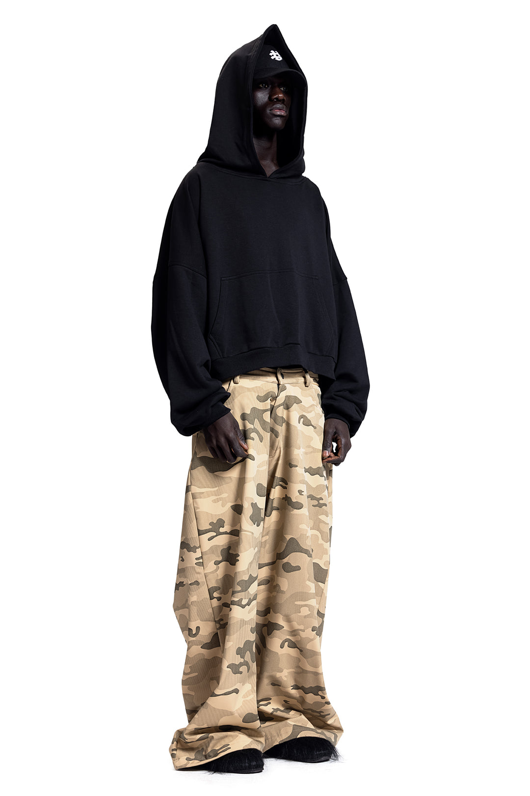 81 HOODIE IN BLACK