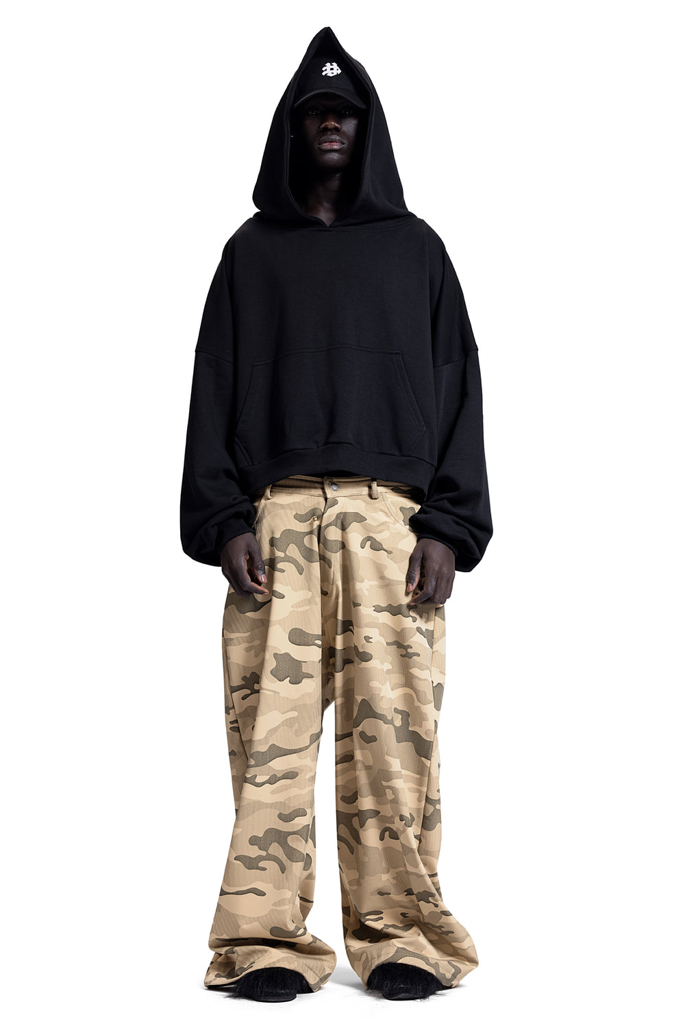 81 HOODIE IN BLACK
