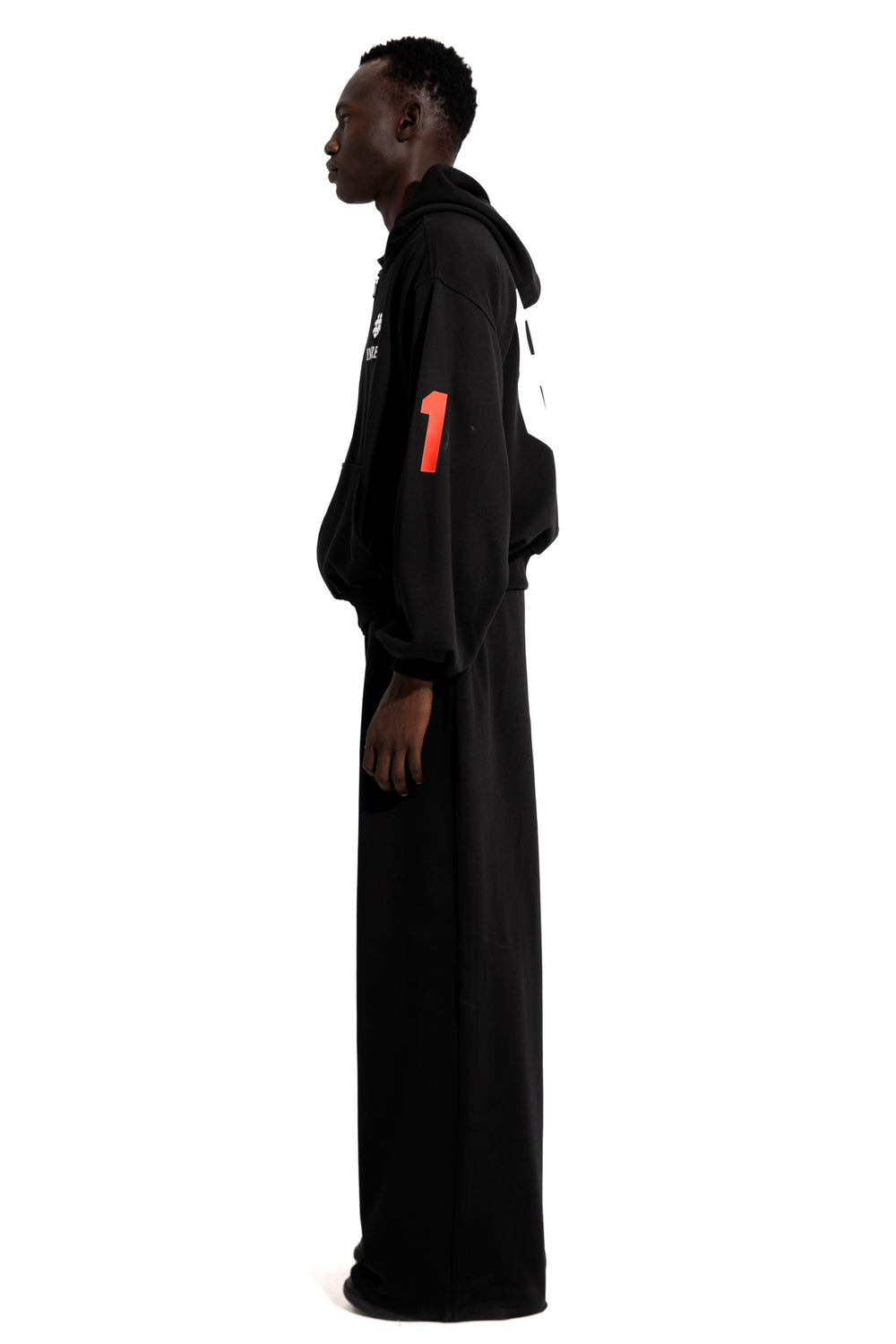81 OVERSIZED ZIP-UP HOODIE IN BLACK